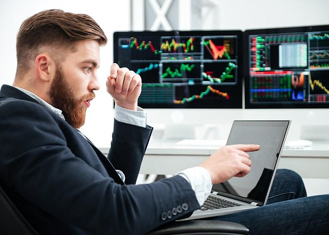 trader-bolsa-surpreso-feliz.jpg