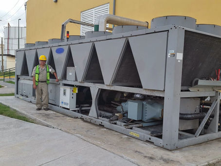ingeliero posando junto a un chiller carrier de 240 toneladas de refrigeración. 