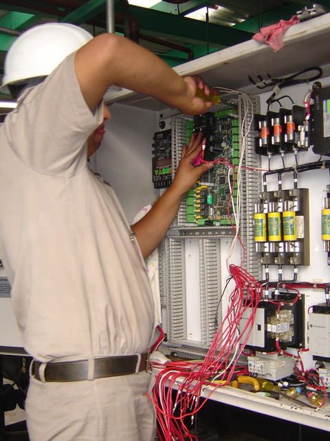 Técnico trabajando en el control electrónico de un chiller industrial