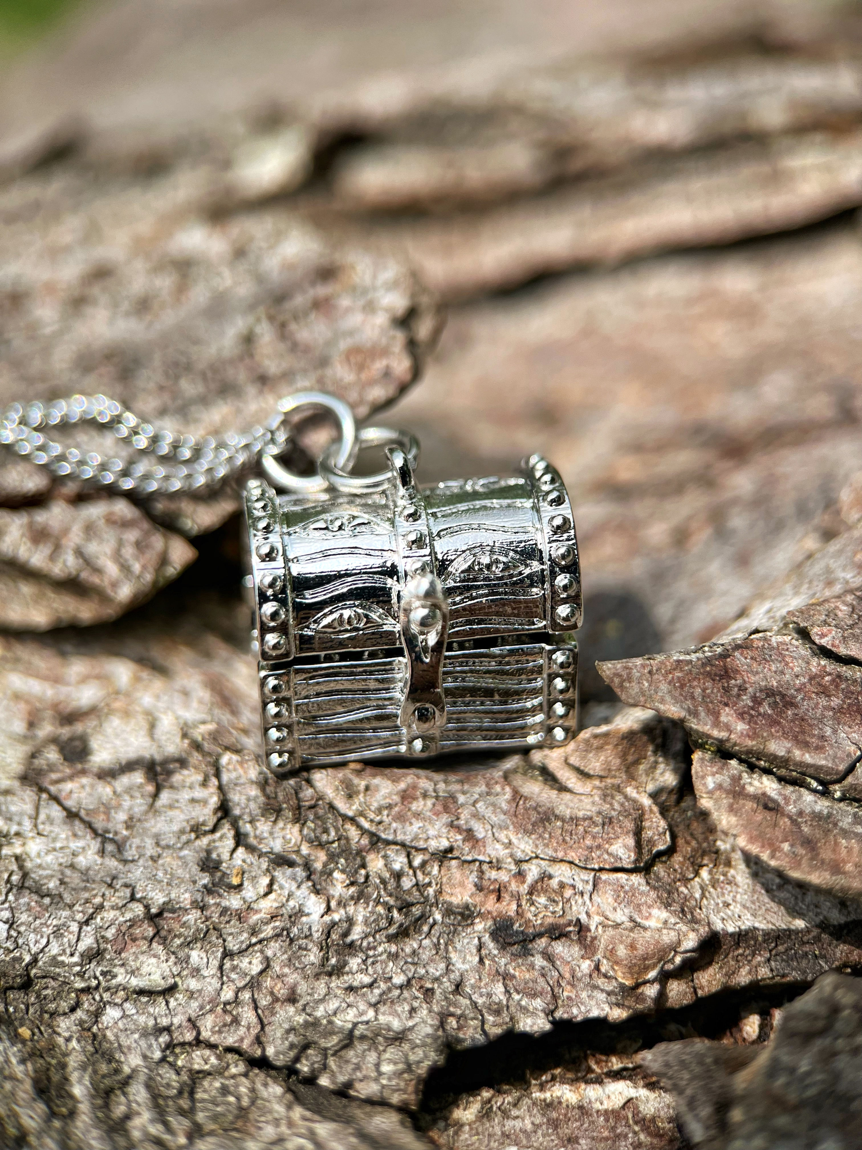 Mimic Chest Necklace