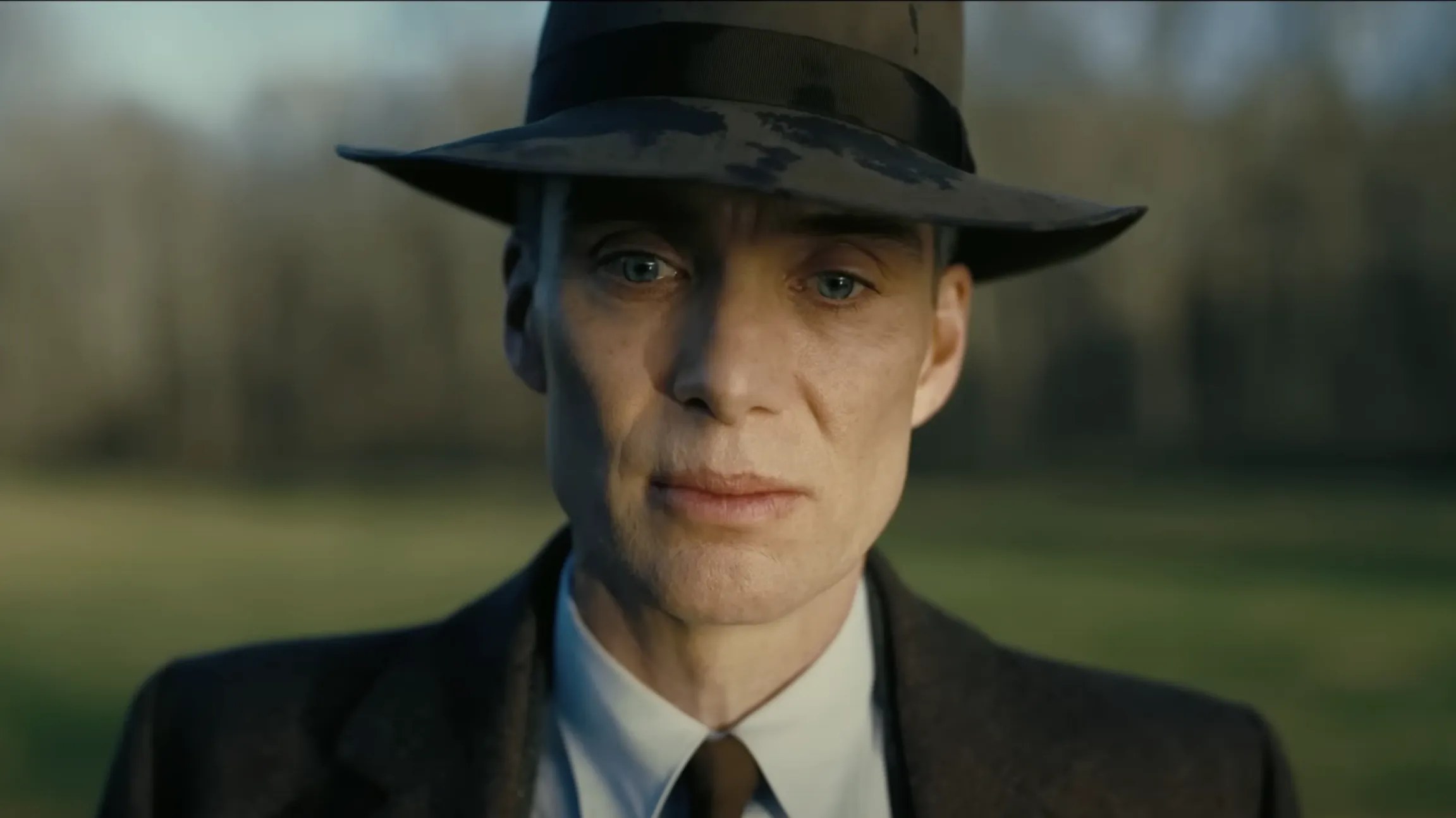 Cillian Murphy vertolkt de rol van Robert Oppenheimer, de Amerikaan die mee de atoombom uitvond.