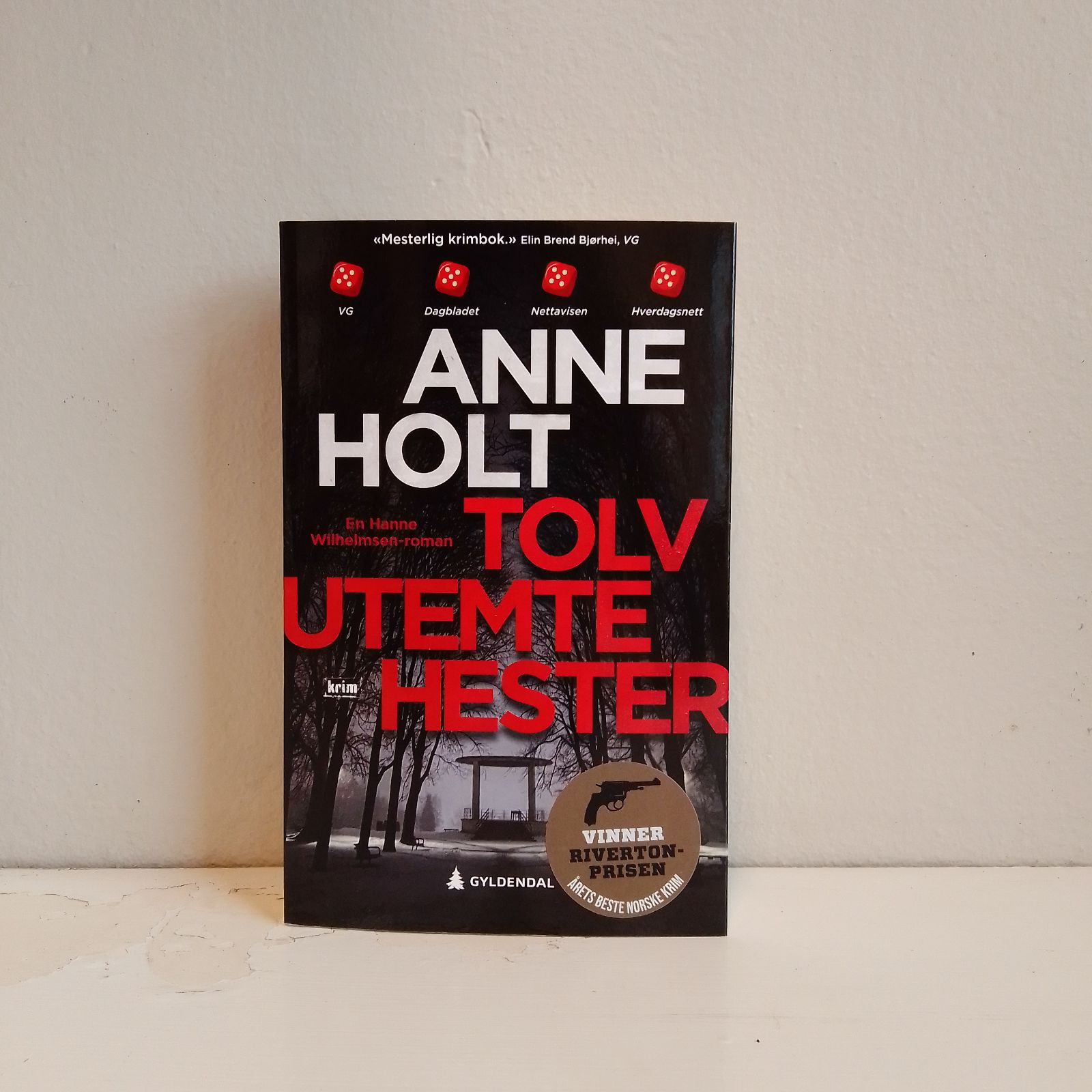 Anne Holt, "Tolv utemte hester"