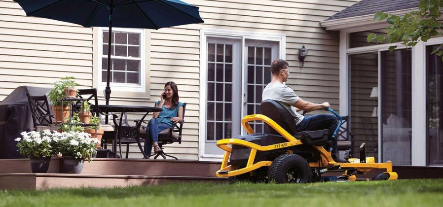 CUB Cadet ZT1 42E picture wife and hubby.jpg