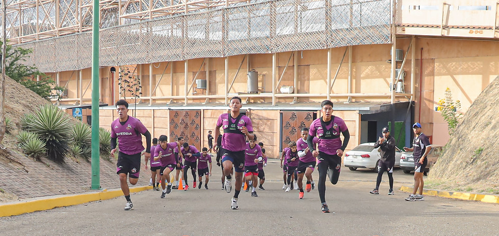 Jugadores de los Alebrijes de Oaxaca preparándose para el Torneo Clausura 2024