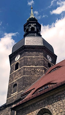 Die Der Turm der Stadtkirche St. Johannis