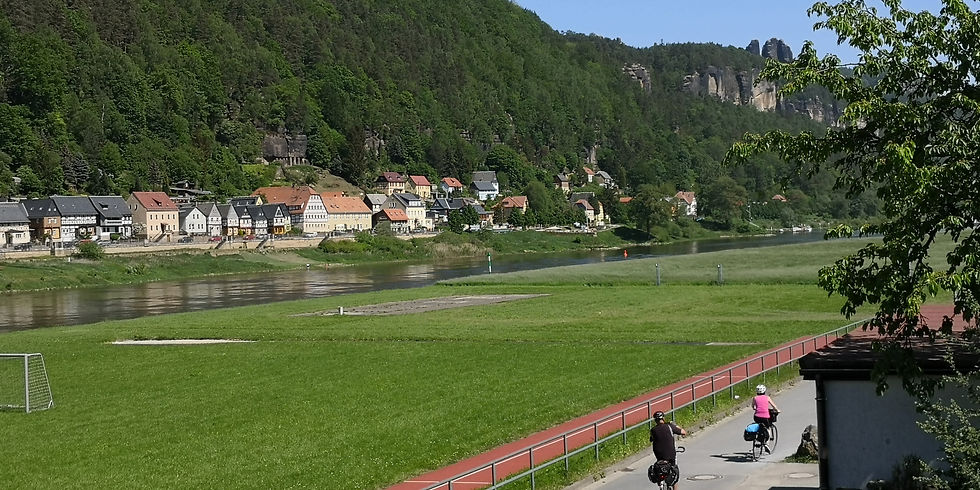 Das Foto demonstriert den Blick der Webcam der Elbaussicht - Krippen auf die Elbe und die berühmten Sieben-Brüder-Häuser in Postelwitz