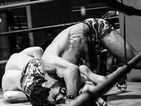 Mixed Martial Arts: Leon Naumann gewinnt seinen dritten Profikampf.