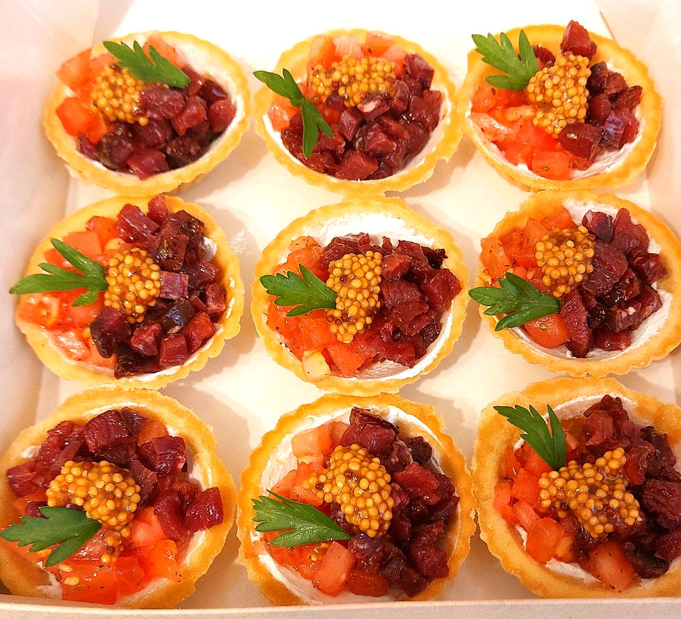 Тарталетка с тартаром из говядины, cливочным сыром, томатом, соусом терияки, горчицей