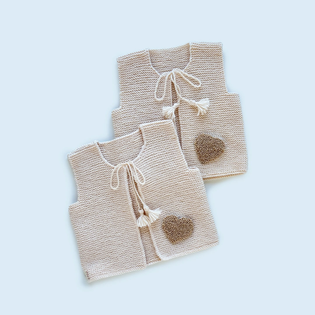 Heart Charm El Örgüsü Bebek Yeleği