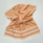 Karamel tonlarında, dantel detaylı ve sipariş üzerine hazırlanan muslin bebek battaniyesi.