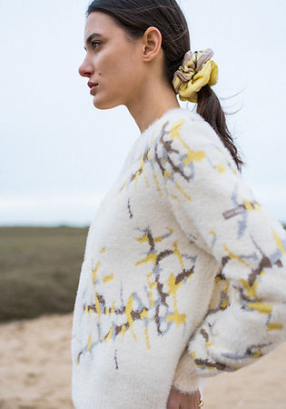 La maille devient une pièce maîtresse 🪡Avec son jacquard coloré et son toucher unique, le