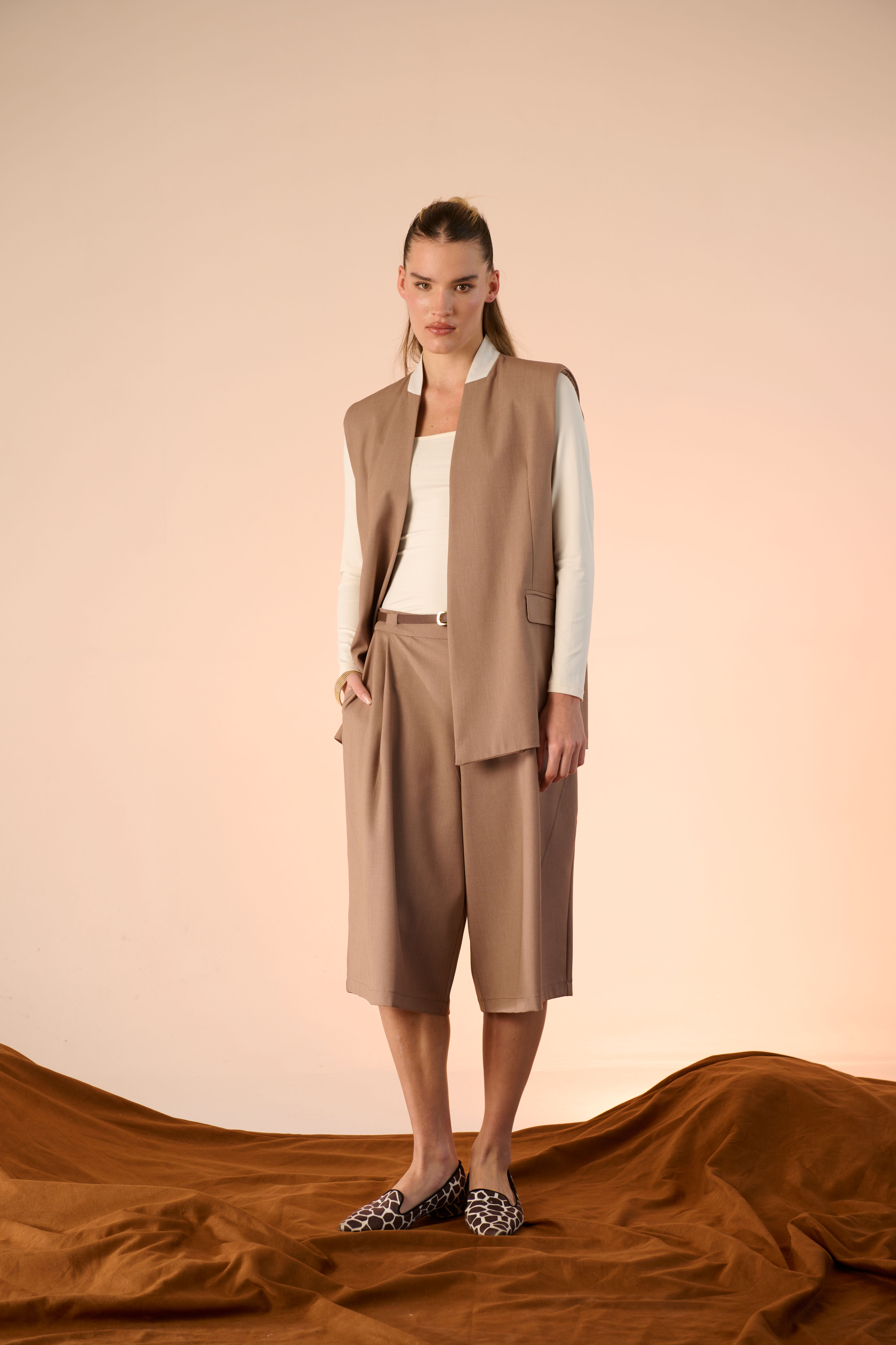 Bermuda largo con tagli