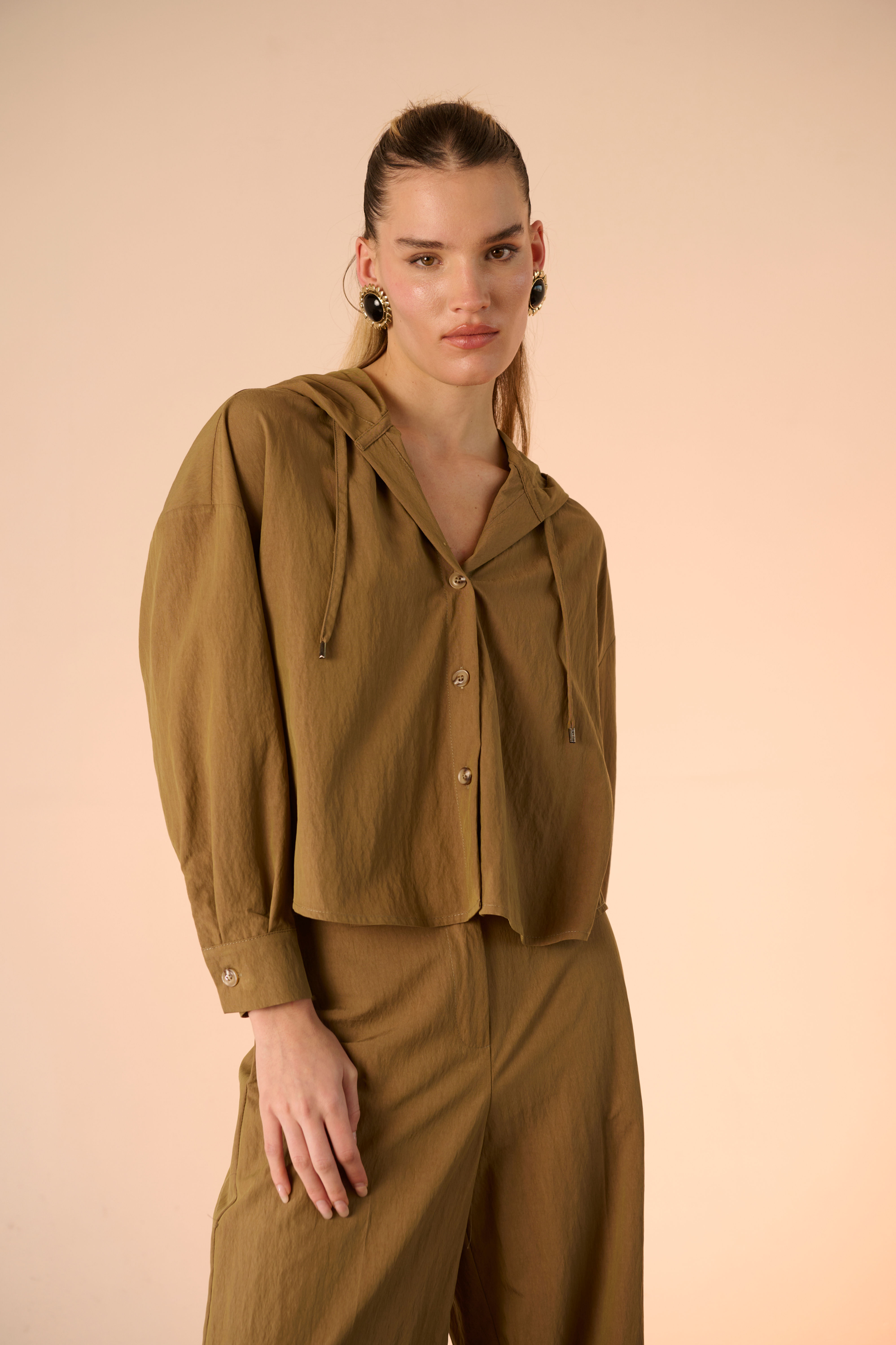 Camicia corta con cappuccio