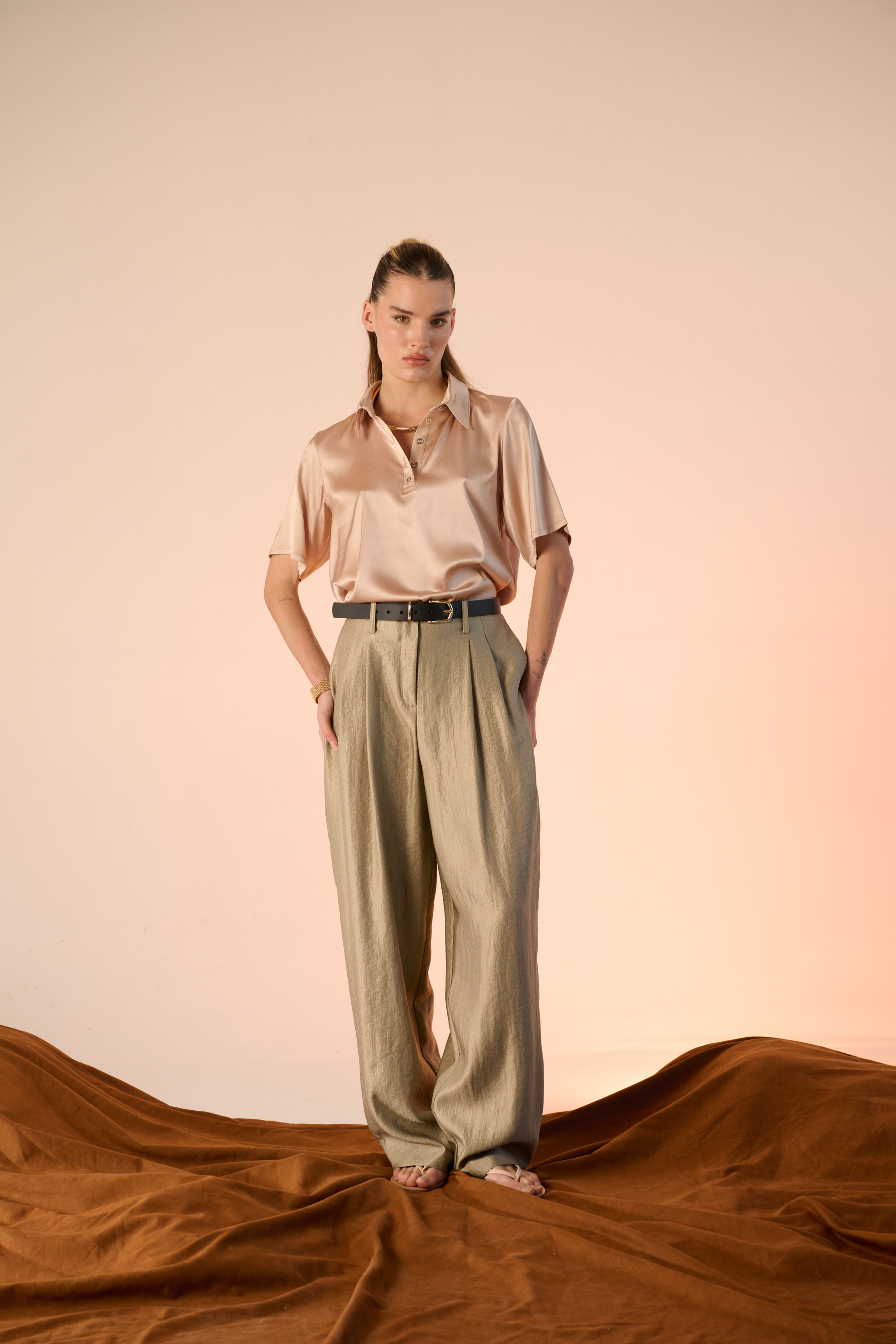 Pantalone palazzo con pence e cintura