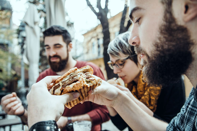 Amigos en el restaurante de comida rápid