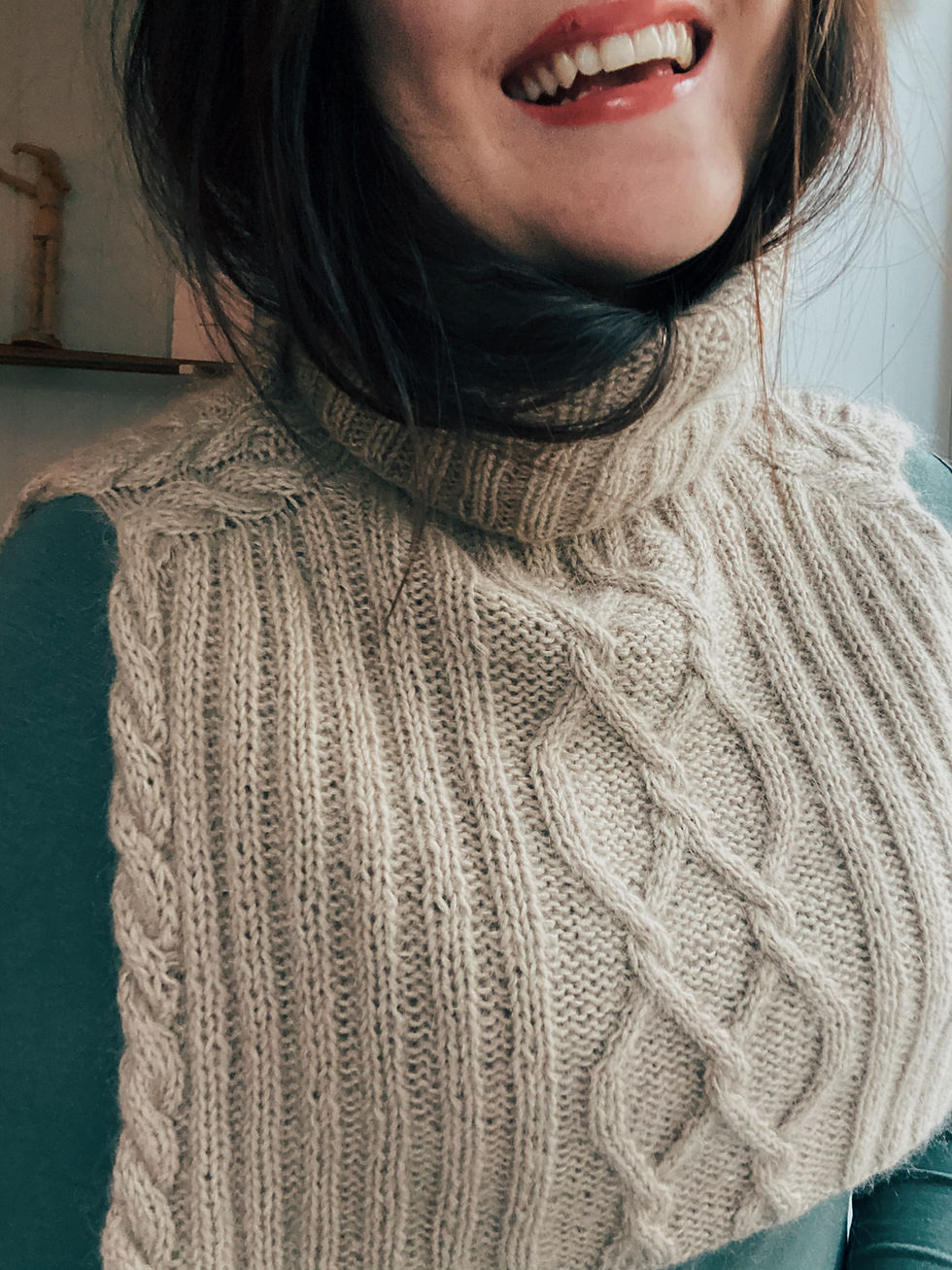 Dame med strikket hals i flettemønster