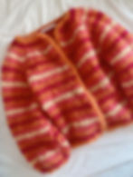 Oransje hjemmestrikket cardigan med striper