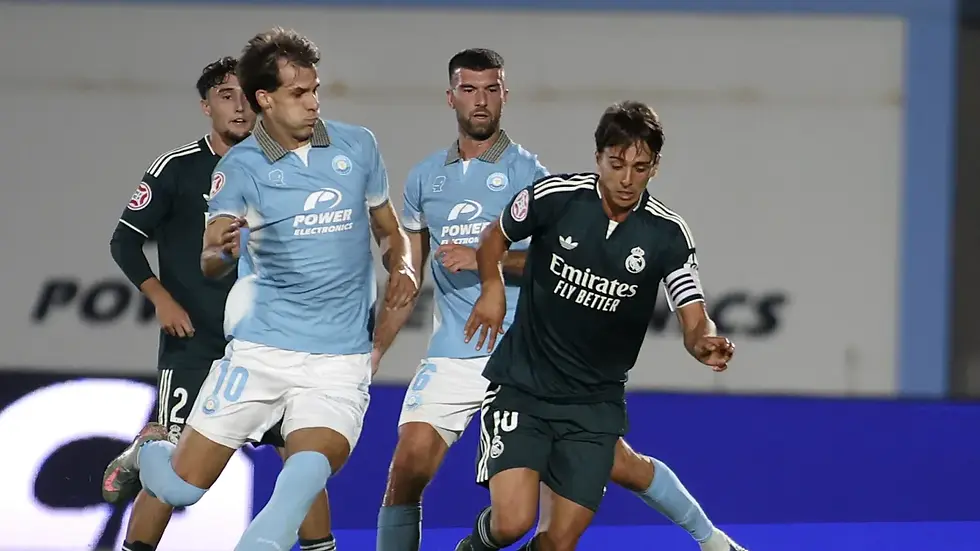 Acción del UD Ibiza–Real Madrid Castilla en Can Misses, en la fotografía de la crónica oficial del encuentro del 9 de octubre de 2026.