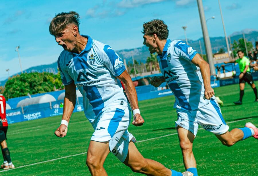 Jugadores del Atlético Baleares en la imagen de la crónica oficial del derbi ante el Mallorca B del 11 de octubre de 2026.
