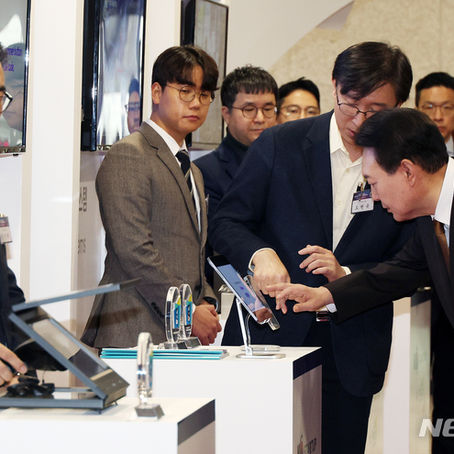 [NEWSIS] President Yoon listens to the explanation of 'zkrypto' blockchain voting app that won...