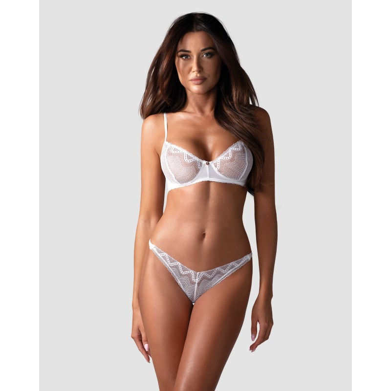 Le string et le soutien-gorge de couleur blanche attirent l’attention sur leur caractère universel. 