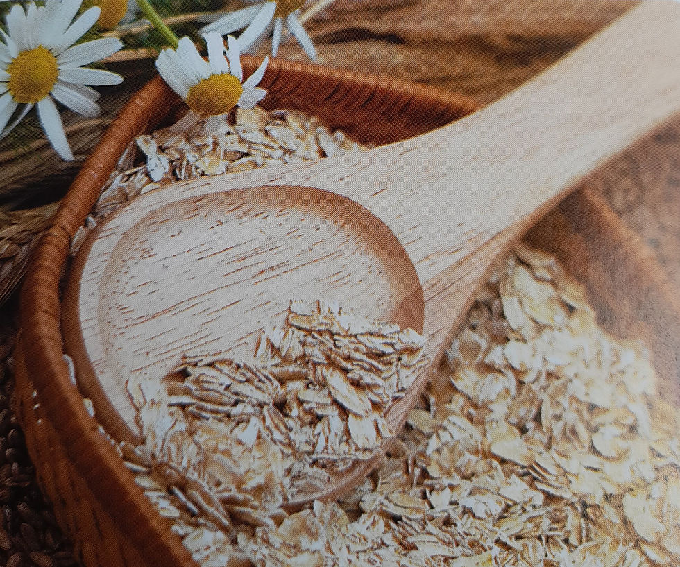 Avena en un una taza artesanal con flores