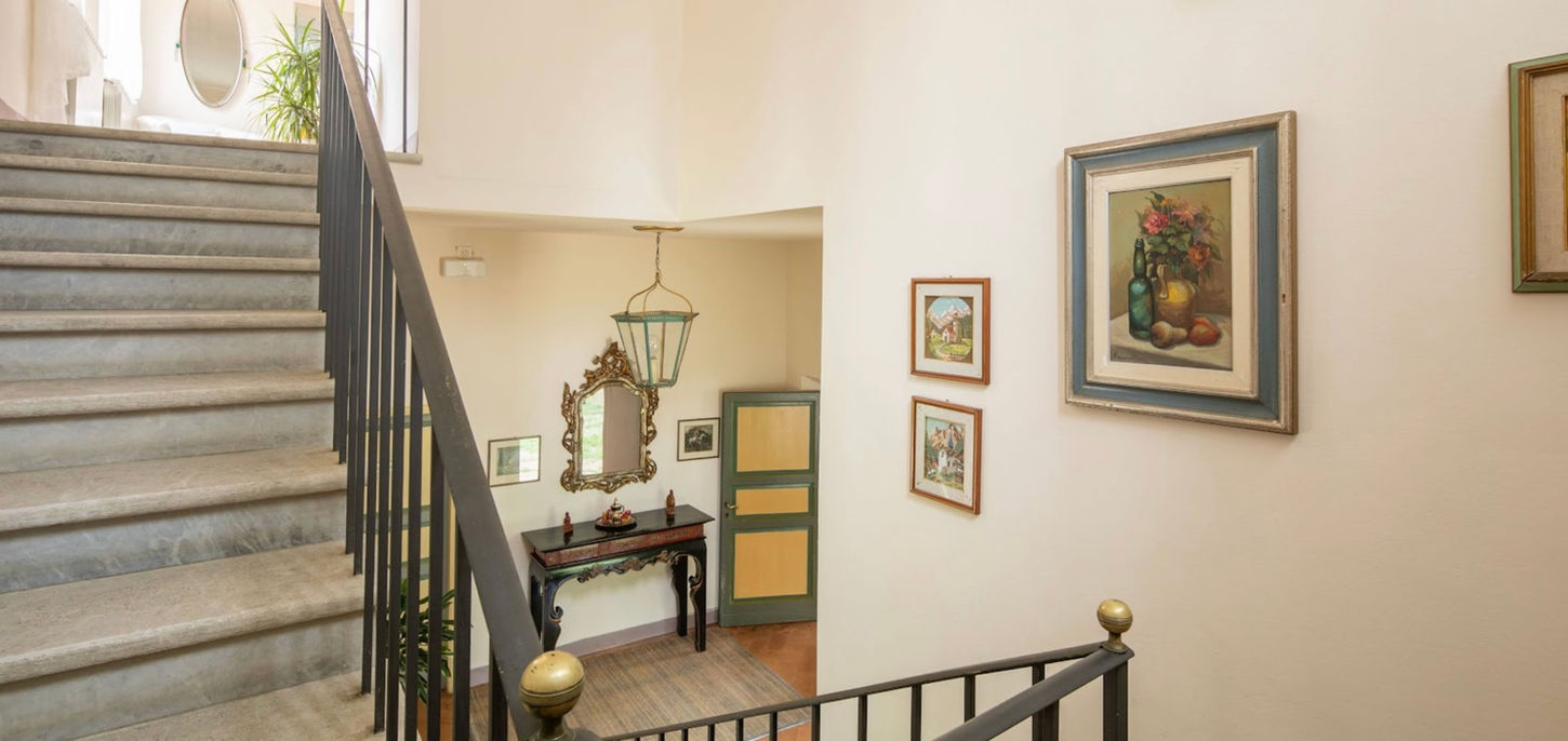 A stone staircase that leads to the 1st floor