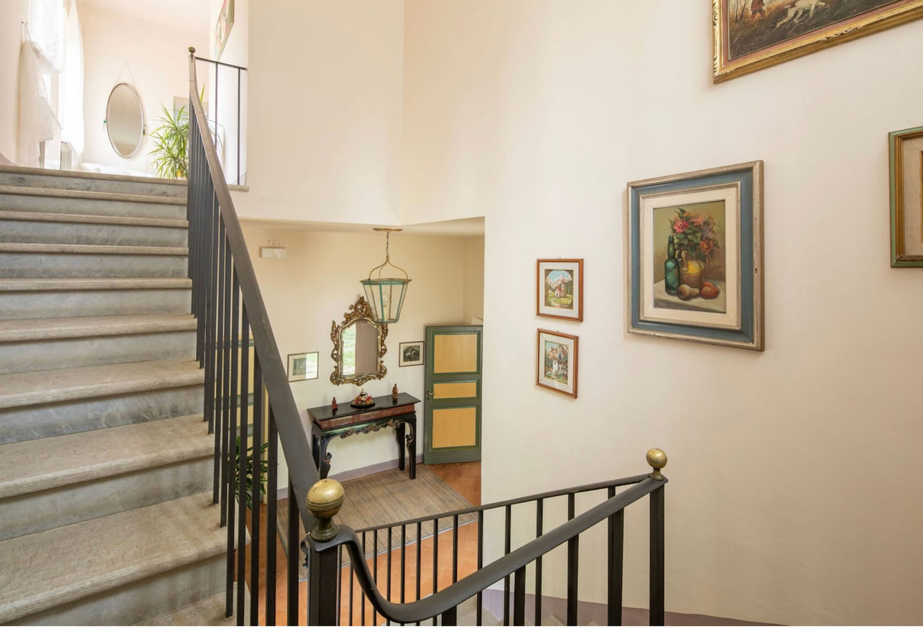 A stone staircase that leads to the 1st floor