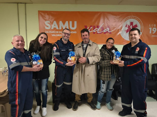 Família de homem salvo pelo atendimento rápido do SAMU presta agradecimento à equipe