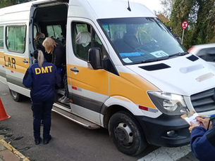 Departamento de Trânsito realiza operação de fiscalização de transporte escolar