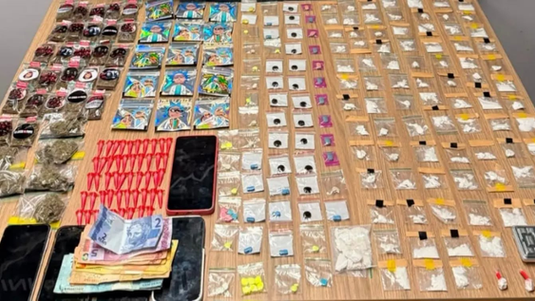 Grupo é preso com drogas sintéticas, cocaína e maconha durante operação no bairro Santa Helena em Bento Gonçalves