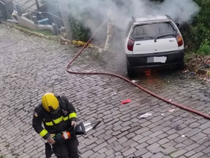 Fiat Palio é destruído por incêndio em Bento Gonçalves