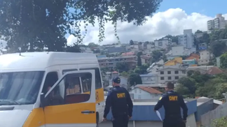 Departamento de Trânsito realiza operação de fiscalização de transporte escolar em Bento