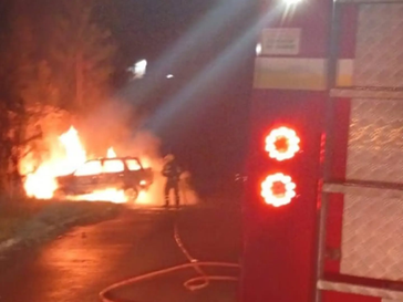 Veículo é destruído por incêndio no bairro Barracão, em Bento Gonçalves