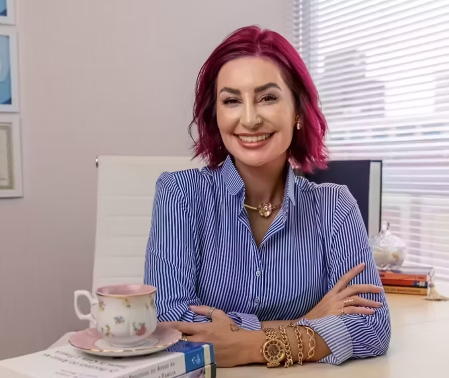 Franciele Sassi, Mestre em Psicologia Clínica, Especialista em Lutos, Perdas e Suicídio, Especialista em Apego e Vínculos, Intervenções em Emergências Pós-Desastre e Colunista do Pauta Serrana