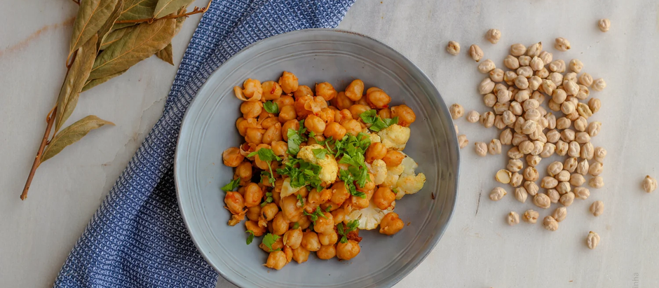 Leve, prática e cheia de sabor: Salada morna de grão-de-bico com legumes assados