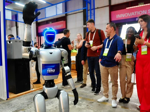 Robô humanoide leva inteligência artificial para mais perto do público no South Summit 2026