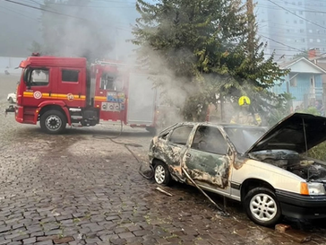 Carro pega fogo com crianças dentro e desce rua em chamas em Bento Gonçalves