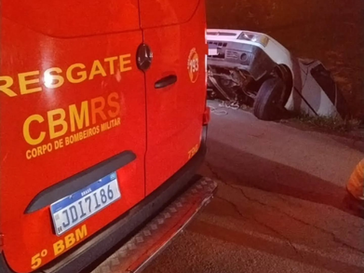 Motorista perde o controle e carro cai em bueiro no Bairro Barracão, em Bento Gonçalves