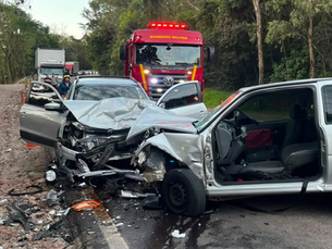 Motorista fica preso às ferragens após colisão frontal na BR 470