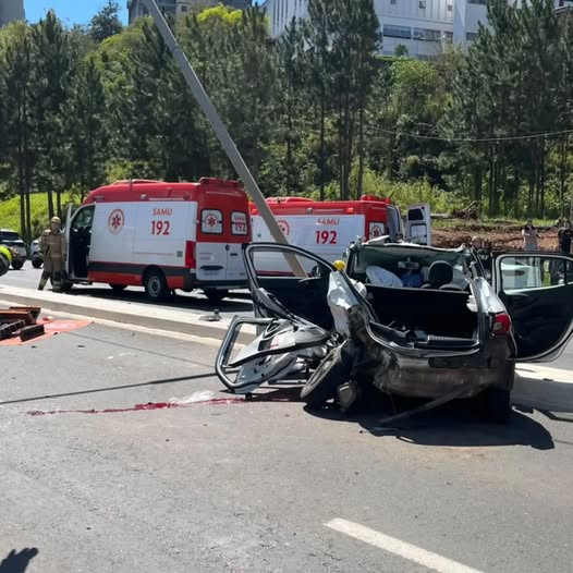 Colisão entre dois veículos deixa três pessoas feridas na BR-470
