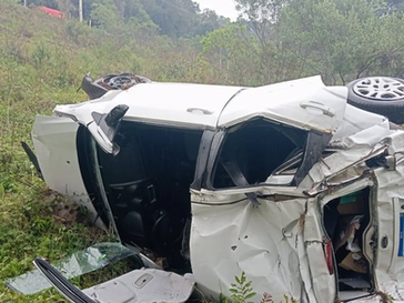 Mulher de 44 anos morre após carro capotar em ribanceira na estrada para Pinto Bandeira