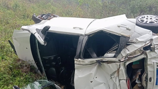 Mulher de 44 anos morre após carro capotar em ribanceira na estrada para Pinto Bandeira
