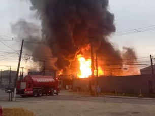 Prefeitura interdita entorno de fábrica atingida por incêndio em SP