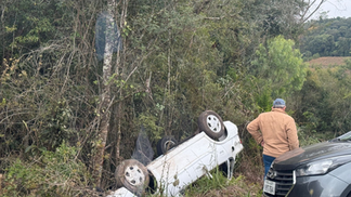 Carro sai da pista e deixa uma pessoa ferida na ERS-444, no Vale dos Vinhedos