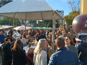 Milhares de pessoas celebram o Dia do Vinho Brasileiro na Praça das Rosas em Bento Gonçalves