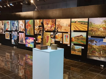 Mostra coletiva “Entre traços & cores” celebra a riqueza artística e técnica de artistas visuais da Aaplasg