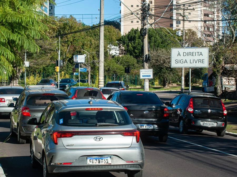 Confusão de sinaleiras e placas de trânsito marca cruzamento de duas importantes vias de Porto Alegre