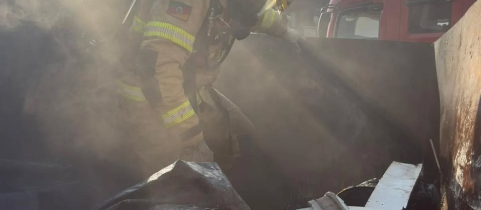 Bombeiros controlam incêndio em container de lixo no bairro Planalto, em Bento Gonçalves