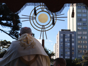 Em tarde de sol, celebração de Corpus Christi reúne mais de 10 mil fiéis no centro de Caxias do Sul